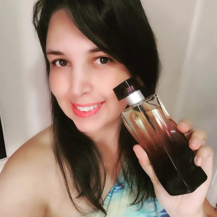 Lidi segurando um produto de beleza